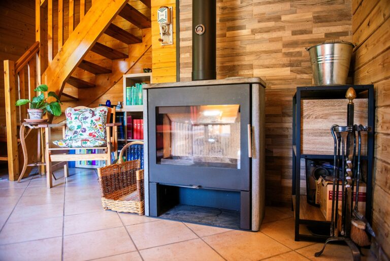 Poêle à bois performant installé dans un chalet rénové à Méaudre dans le Vercors