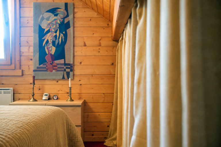 Rangement sur mesure sous pente dans une chambre de chalet à Méaudre dans le Vercors