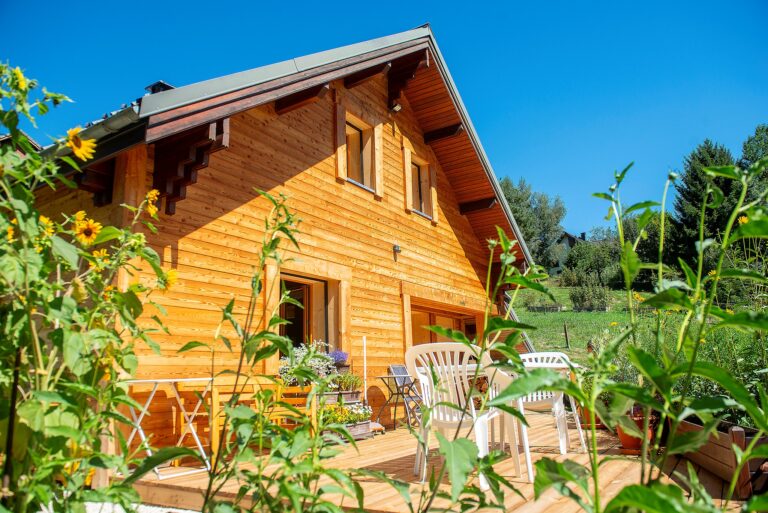 Chalet rénové à Méaudre dans le Vercors avec bardage bois et terrasse
