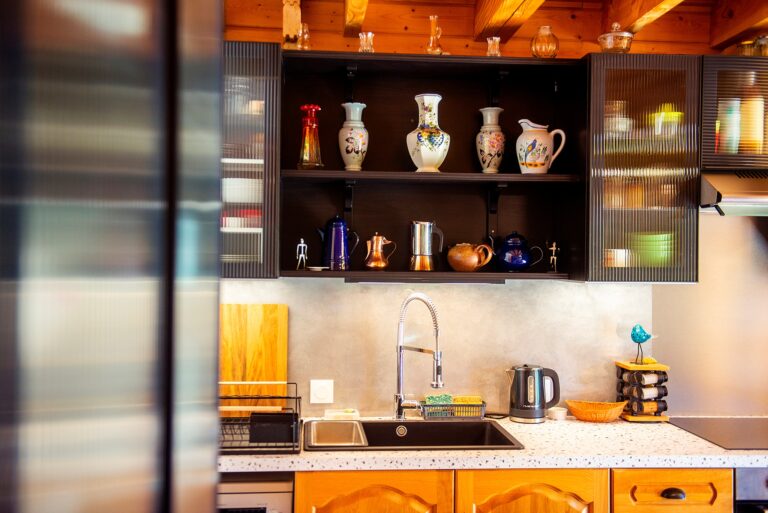 Cuisine rénovée dans un chalet à Méaudre avec ajout de meubles hauts et nouveau plan de travail