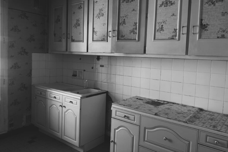 Ancienne cuisine de l’appartement La Socca à Grenoble avant son déplacement lors de la rénovation