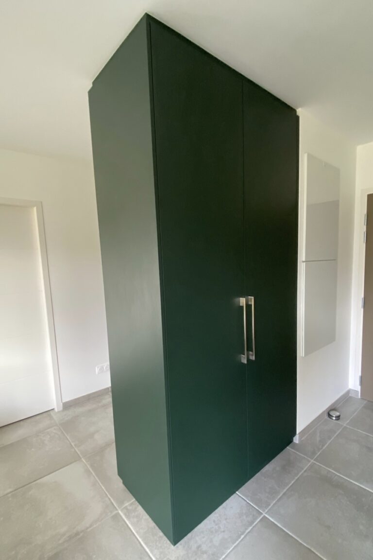 Placard sur mesure vert réalisé dans l’entrée du T2 Le Séléné à Grenoble